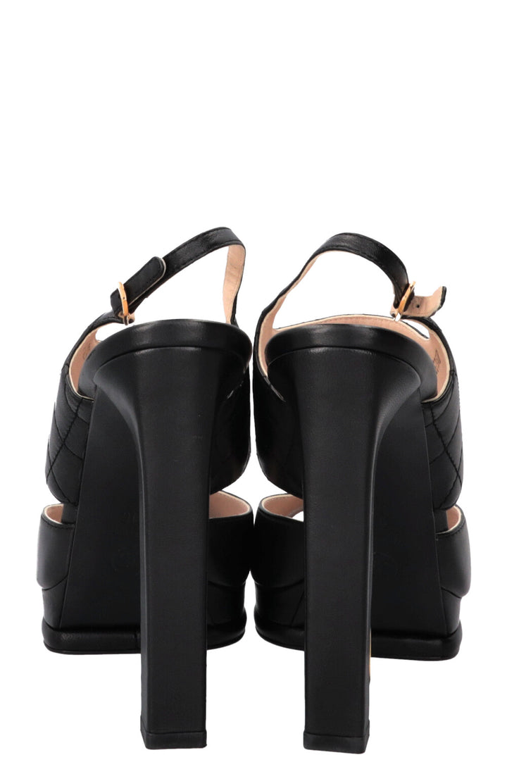 CHANEL Talons compensés matelassés en cuir noir