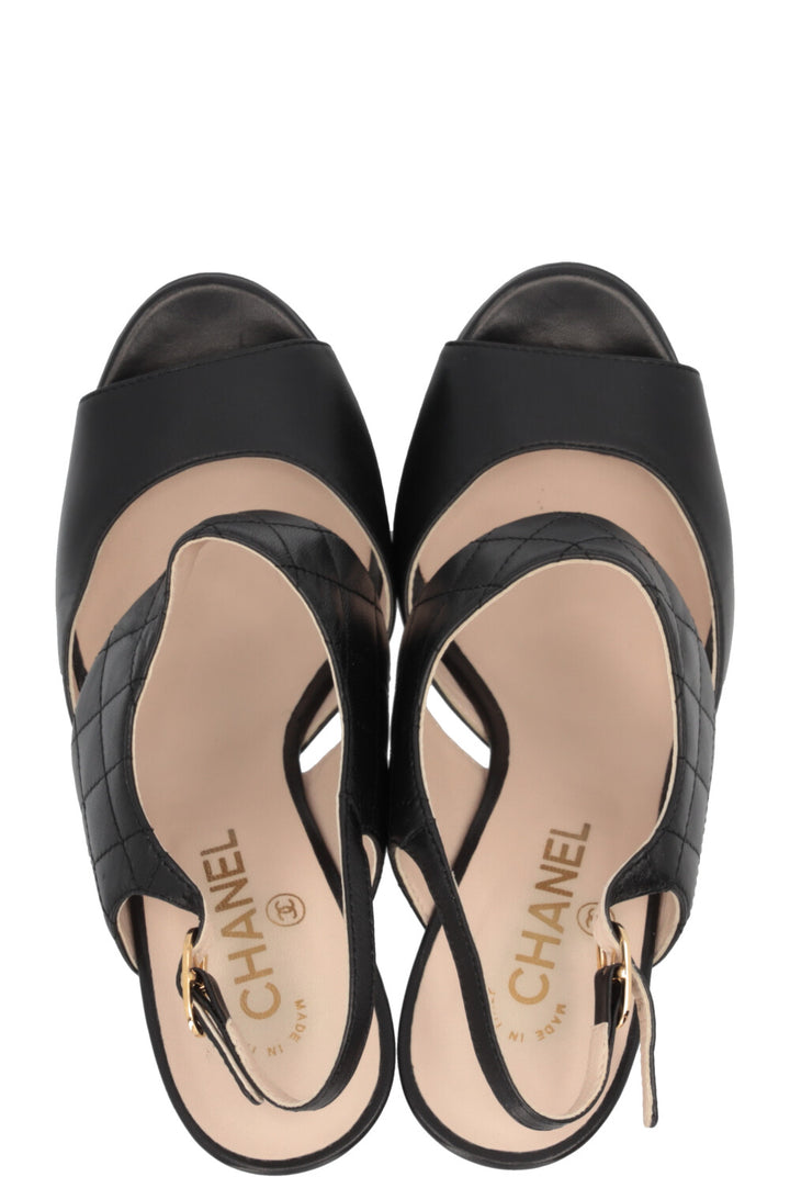 CHANEL Talons compensés matelassés en cuir noir