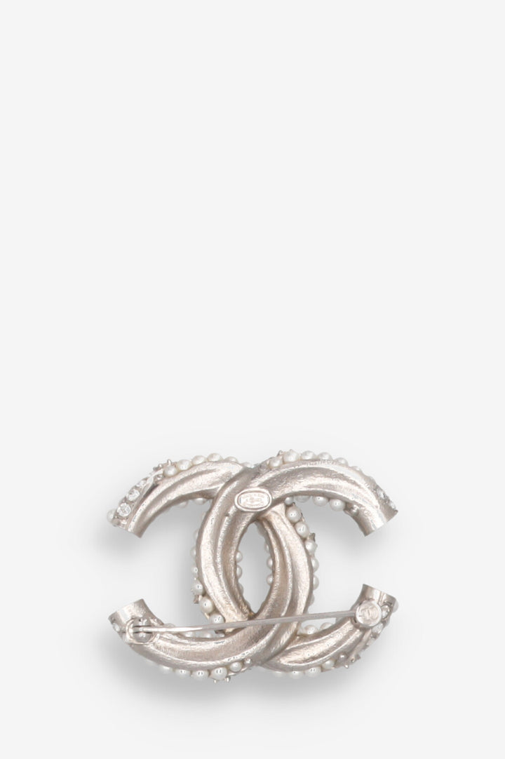 Chanel Broche White Gr 20
