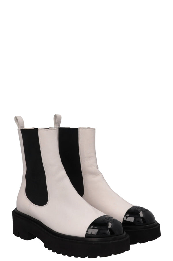 Bottines CHANEL blanches à bout rapporté et logo CC