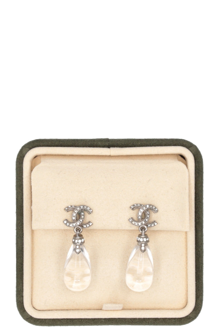 Boucles d'oreilles pendantes CC CHANEL 2018 en métal argenté