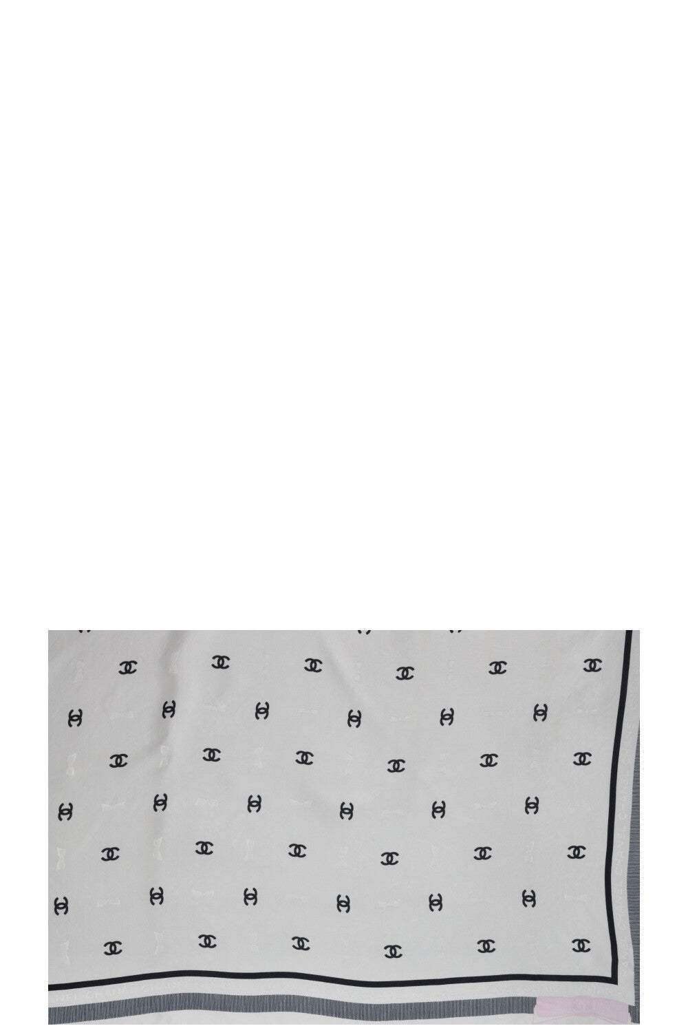 Carré en soie CHANEL 2025 CC Bow Tie 90 blanc