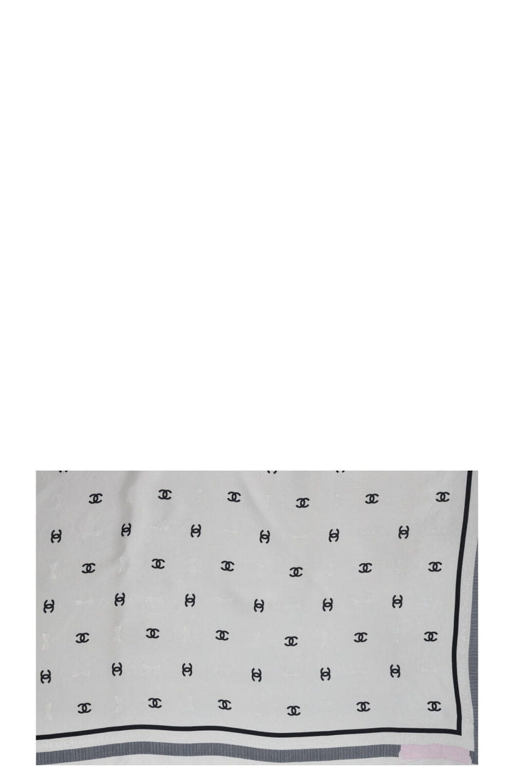 Carré en soie CHANEL 2025 CC Bow Tie 90 blanc