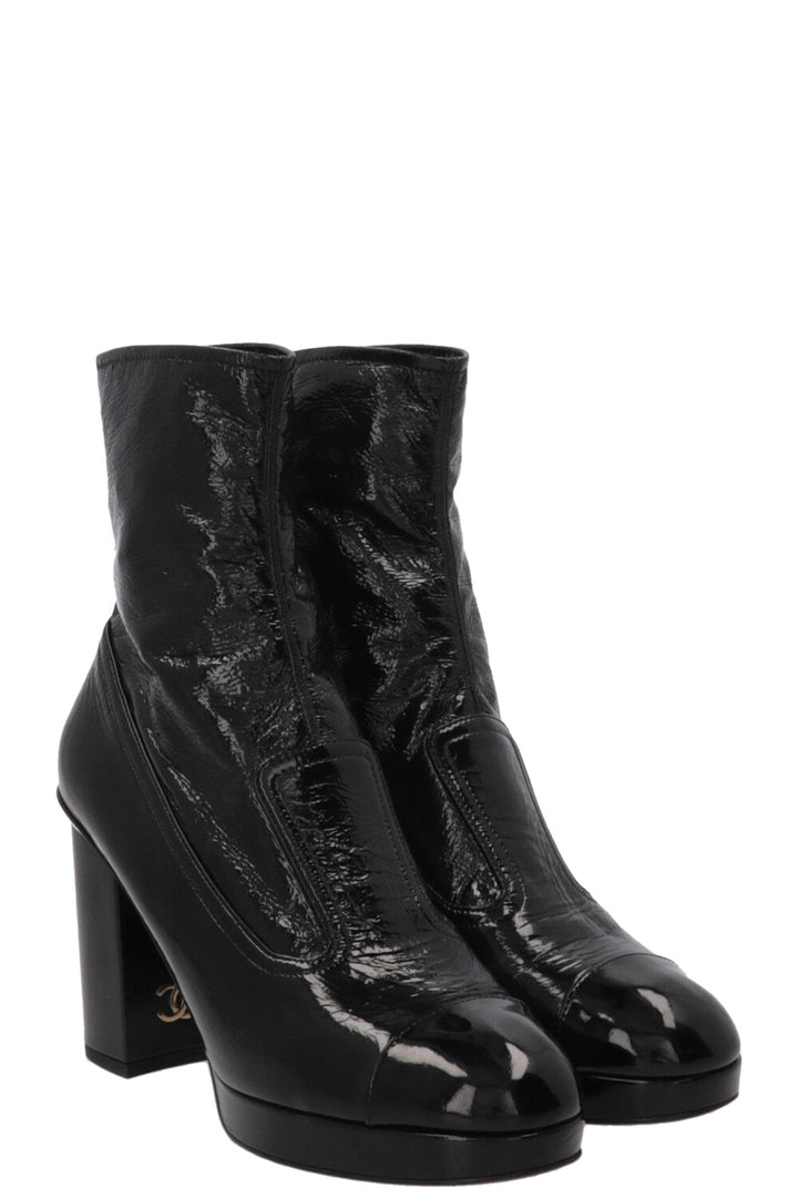 Bottes à talons bloc CHANEL CC en cuir verni noir
