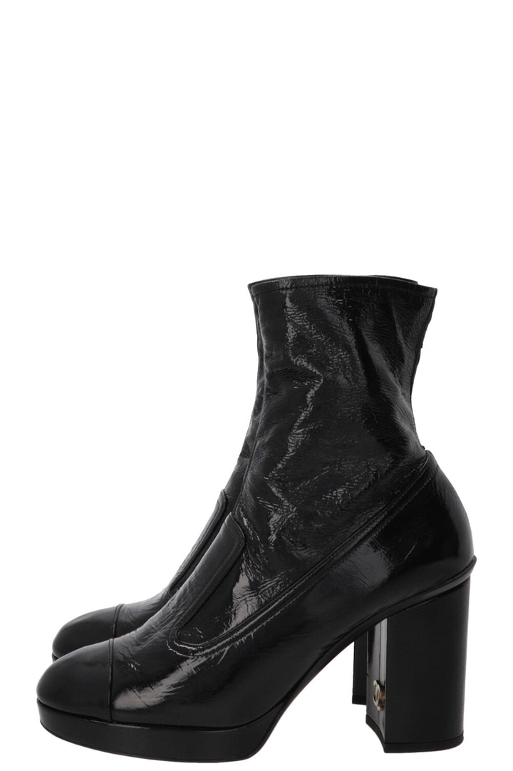 Bottes à talons bloc CHANEL CC en cuir verni noir