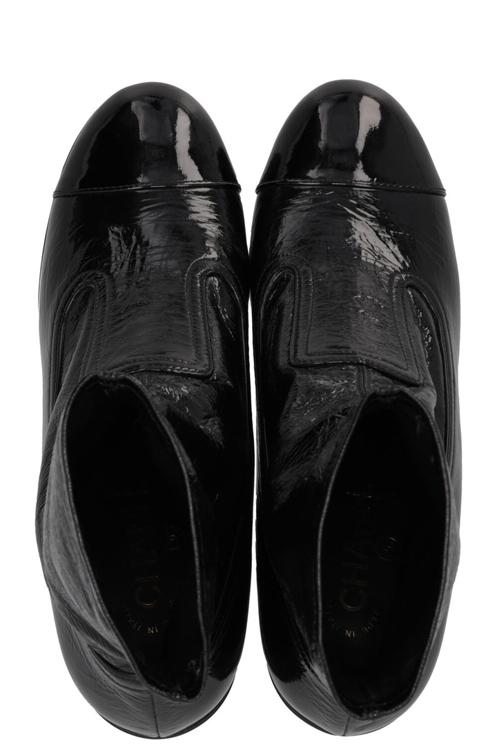 Bottes à talons bloc CHANEL CC en cuir verni noir