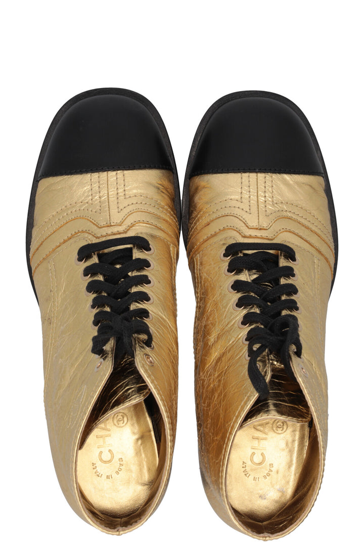 CHANEL CC Bottines à lacets en cuir doré et noir, veau doré