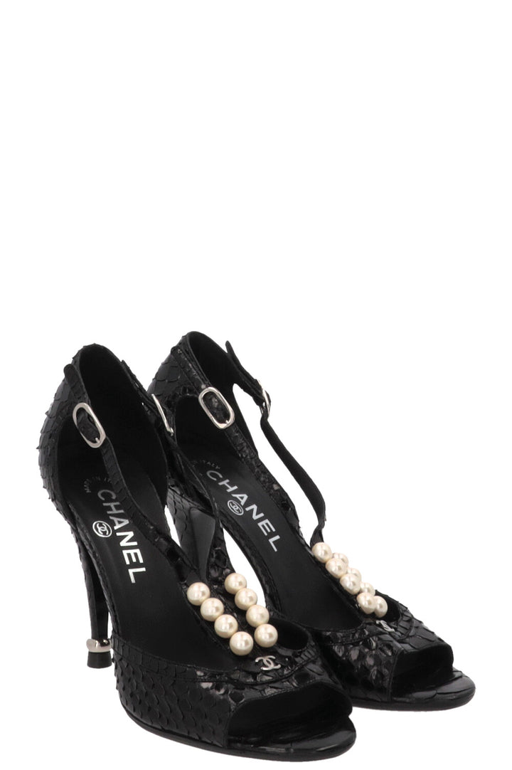 Escarpins CHANEL CC à perles en cuir python noir