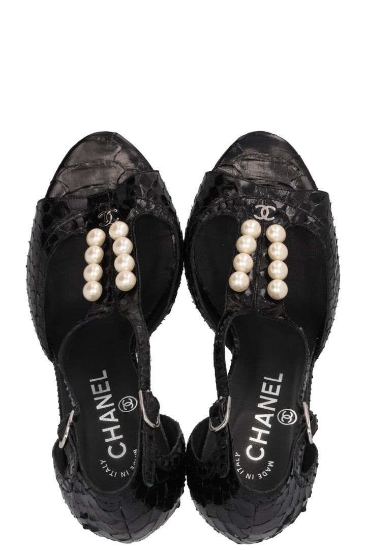 Escarpins CHANEL CC à perles en cuir python noir