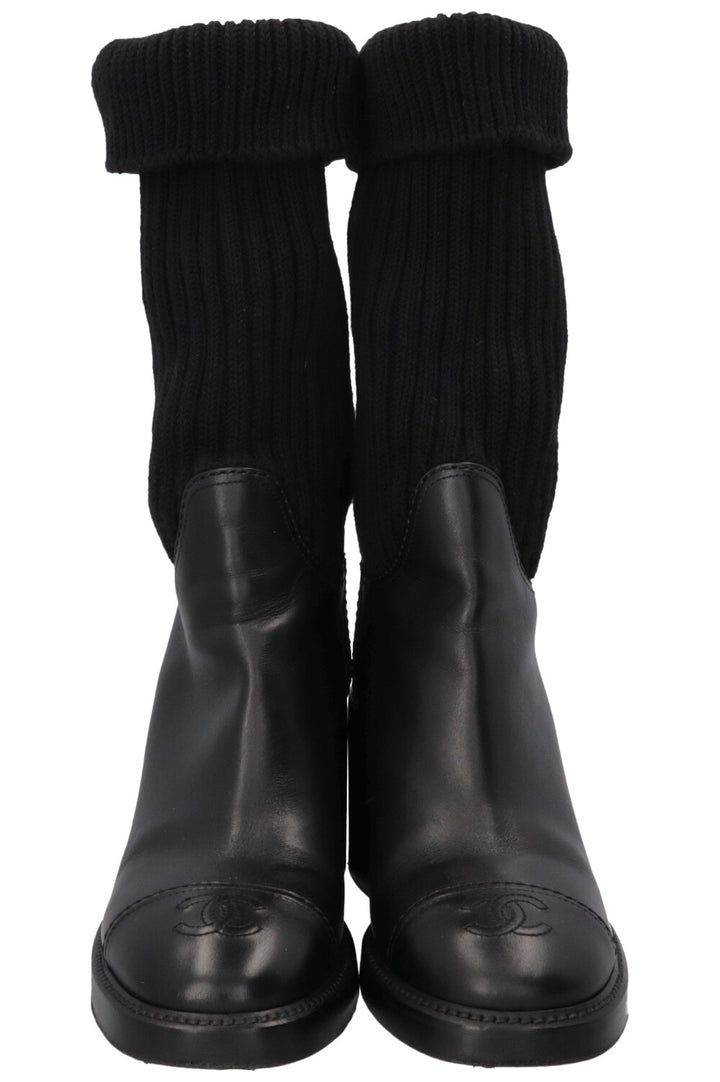 Bottines chaussettes CHANEL en cuir noir avec logo CC