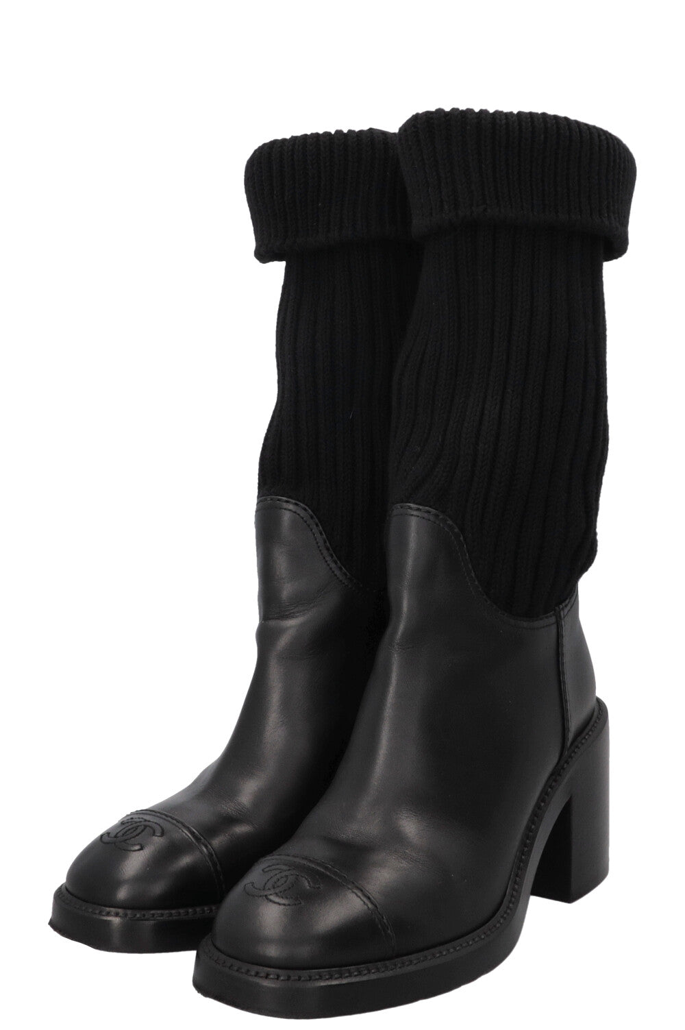 Bottines chaussettes CHANEL en cuir noir avec logo CC
