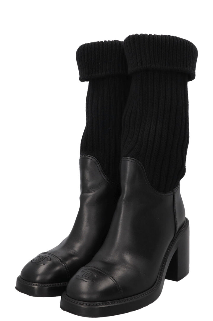 Bottines chaussettes CHANEL en cuir noir avec logo CC