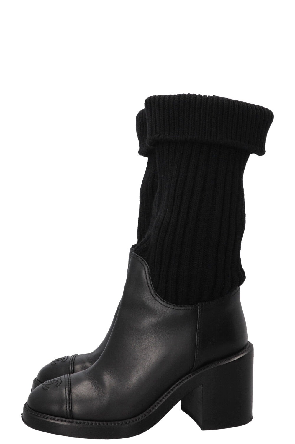 Bottines chaussettes CHANEL en cuir noir avec logo CC