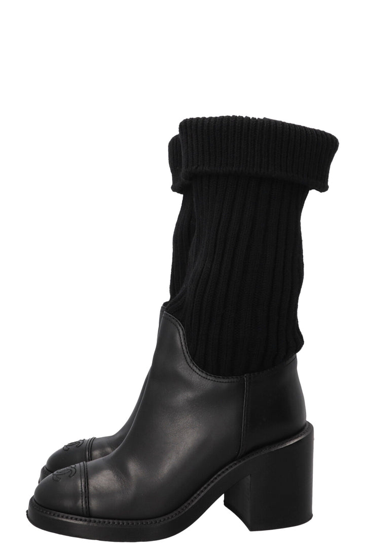 Bottines chaussettes CHANEL en cuir noir avec logo CC