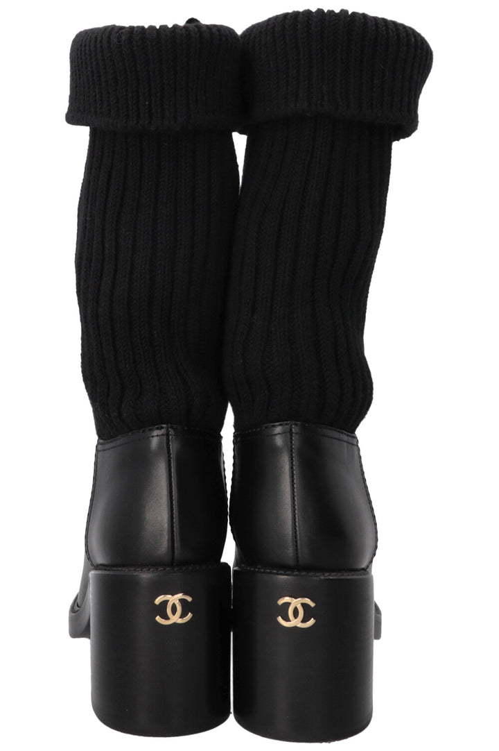 Bottines chaussettes CHANEL en cuir noir avec logo CC