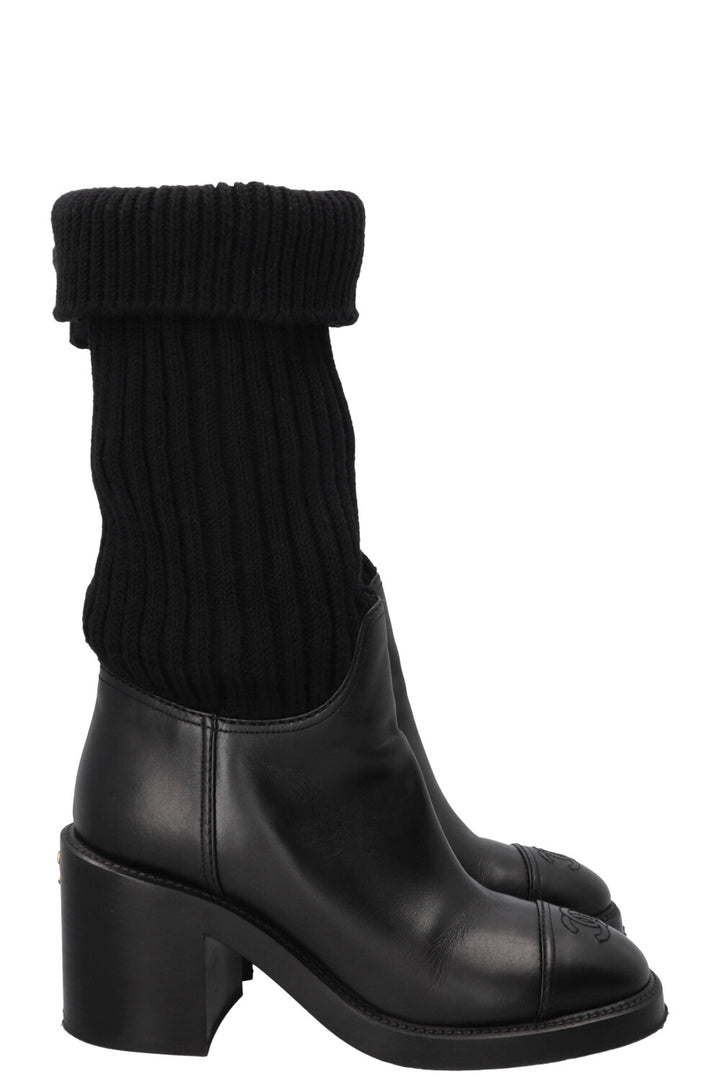Bottines chaussettes CHANEL en cuir noir avec logo CC