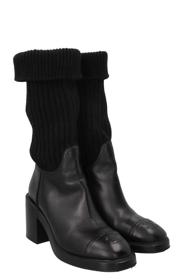 Bottines chaussettes CHANEL en cuir noir avec logo CC
