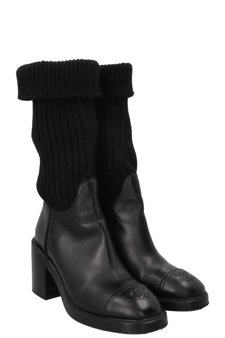 Bottines chaussettes CHANEL en cuir noir avec logo CC