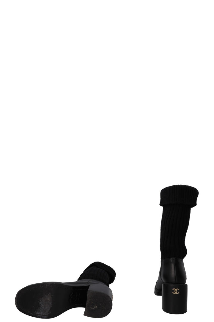 Bottines chaussettes CHANEL en cuir noir avec logo CC