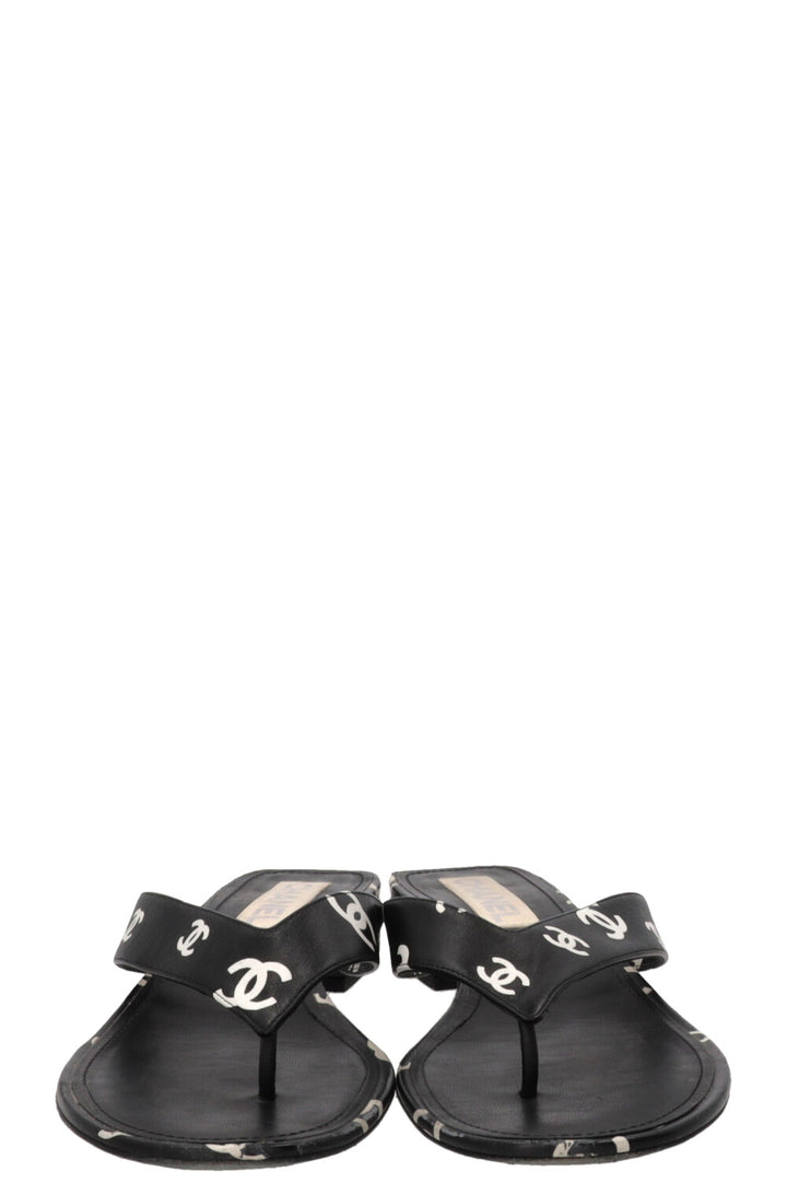 CHANEL CC Tongs Blanc Noir