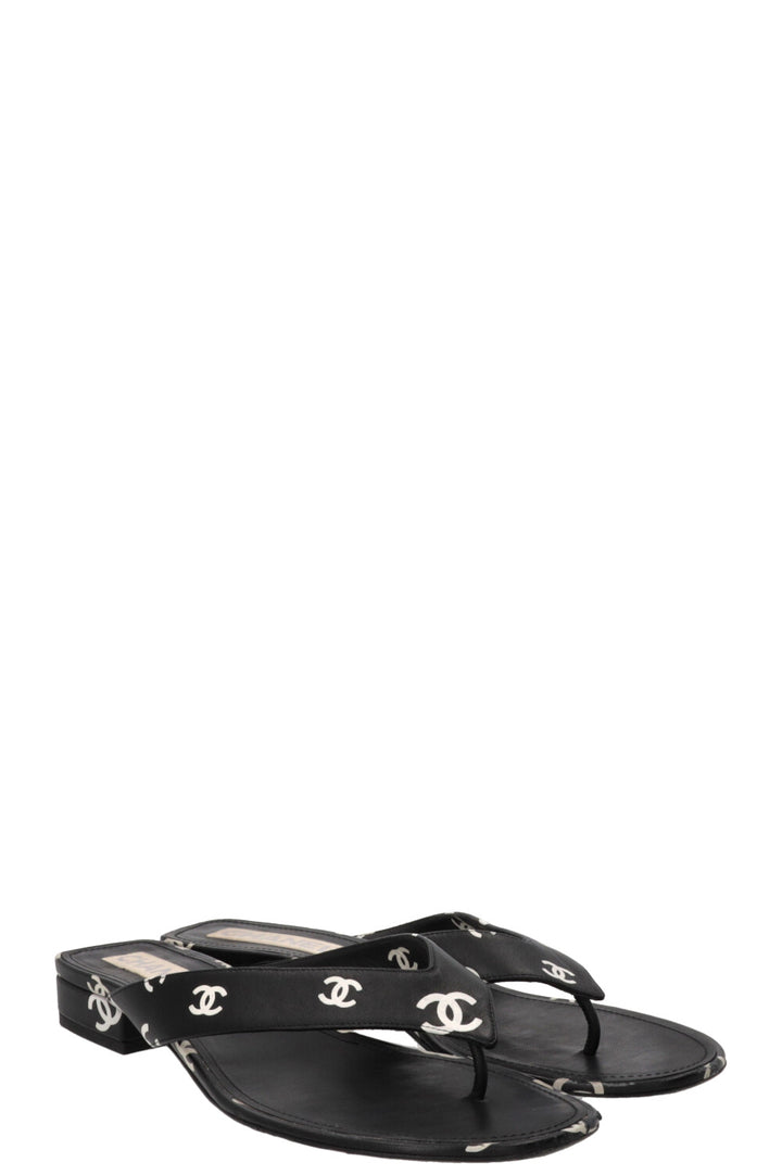 CHANEL CC Tongs Blanc Noir