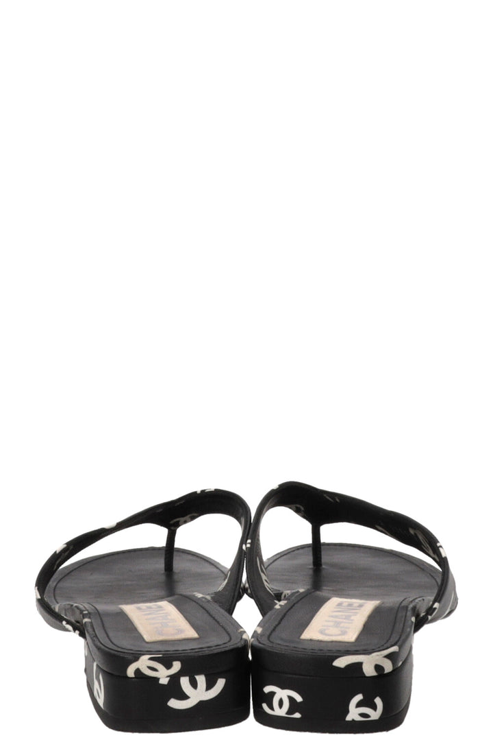 CHANEL CC Tongs Blanc Noir