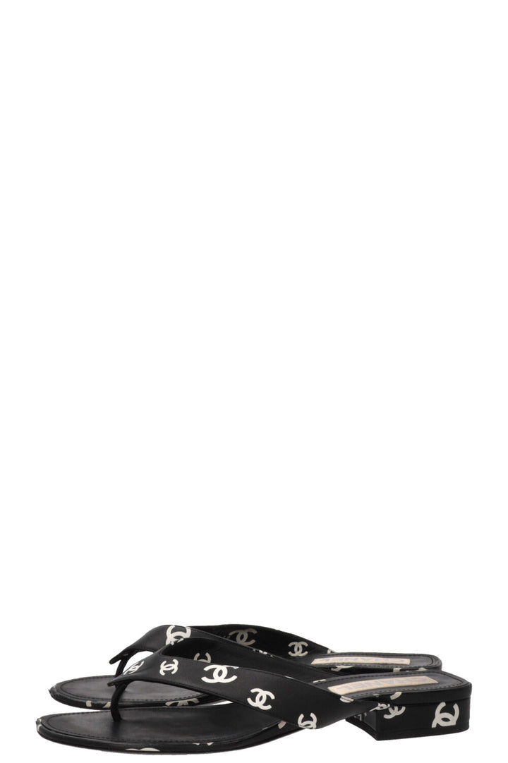 CHANEL CC Tongs Blanc Noir