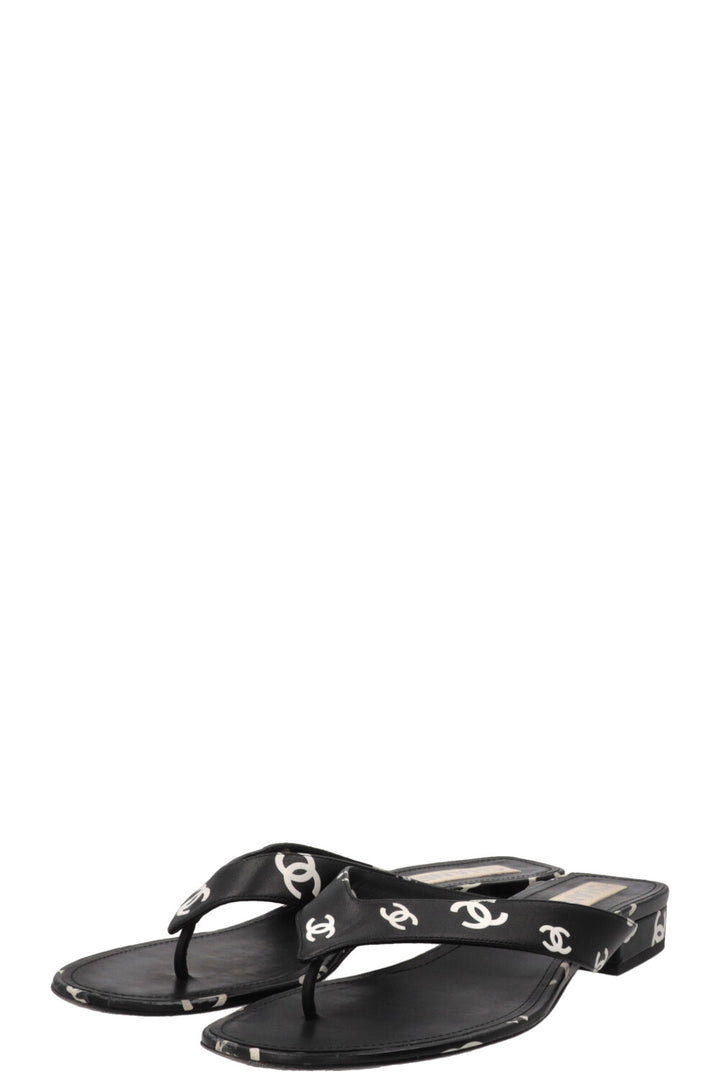 CHANEL CC Tongs Blanc Noir