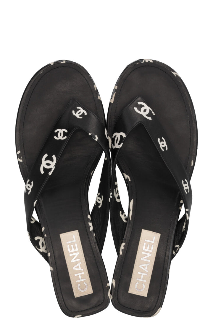 CHANEL CC Tongs Blanc Noir