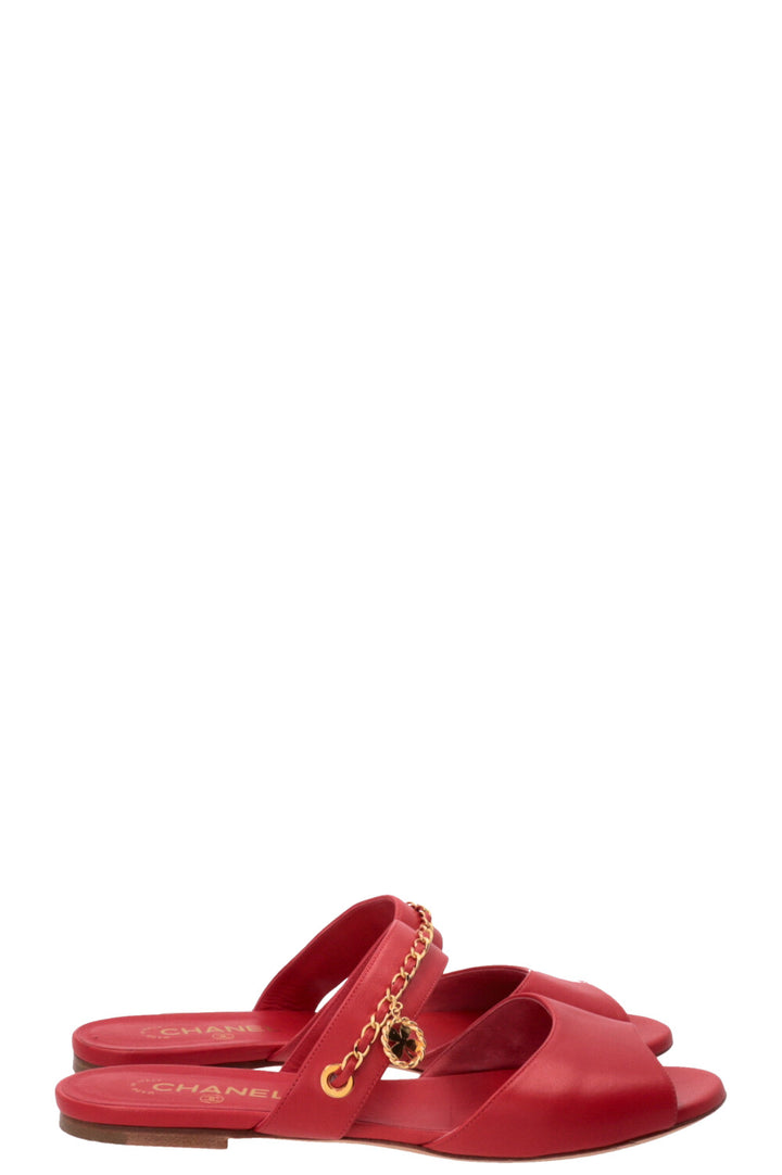 Mules à brides en chaîne CHANEL en cuir rouge