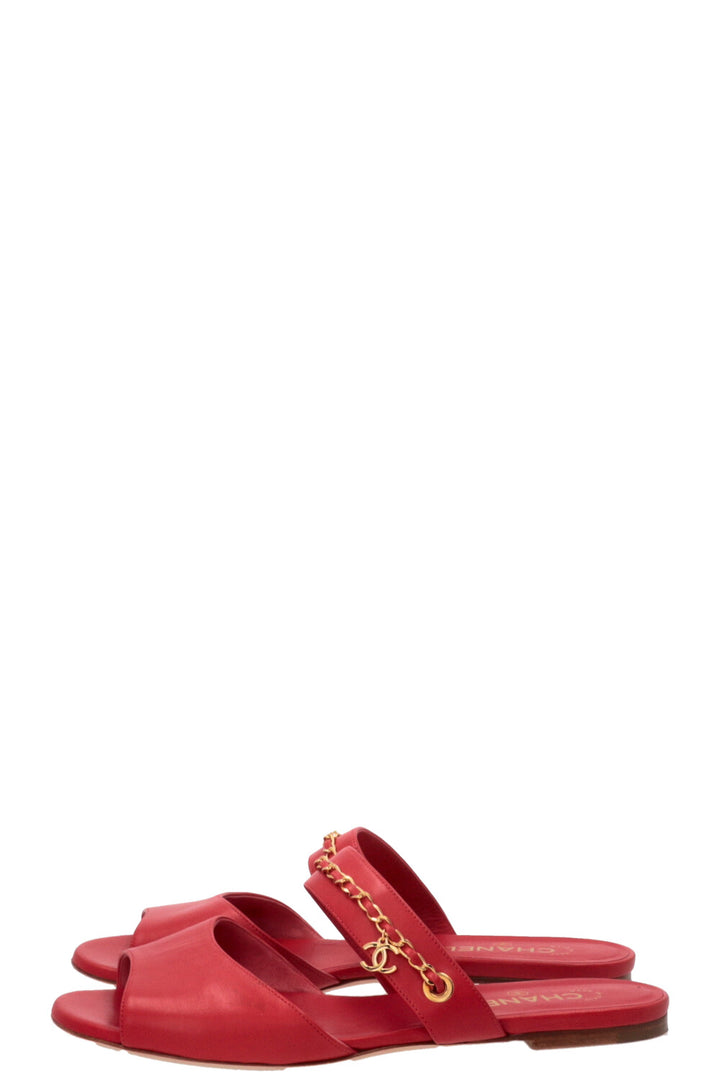 Mules à brides en chaîne CHANEL en cuir rouge
