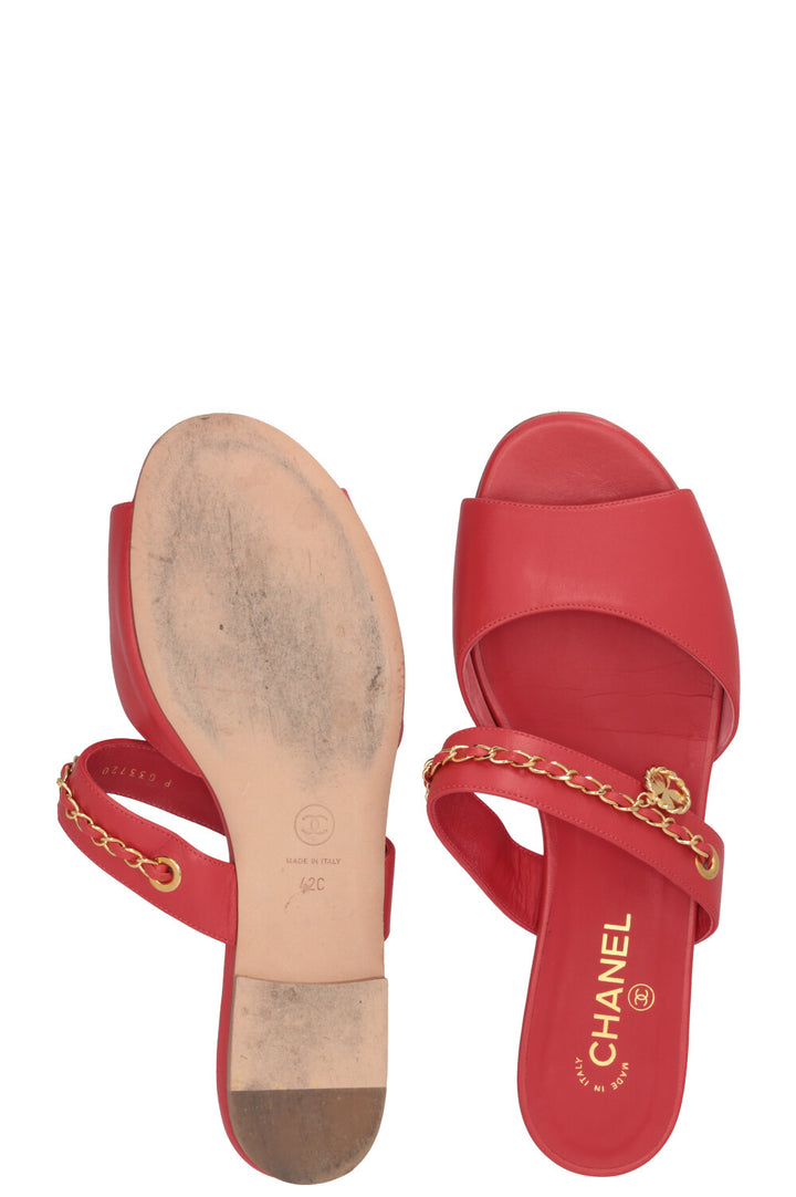 Mules à brides en chaîne CHANEL en cuir rouge