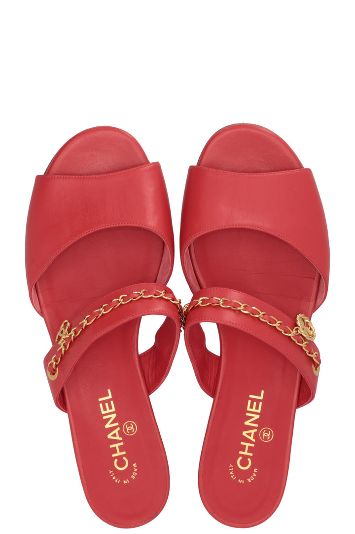 Mules à brides en chaîne CHANEL en cuir rouge