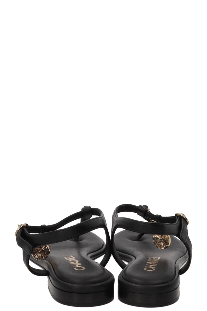CHANEL Sandales à Brides en T et Chaîne Cuir Noir