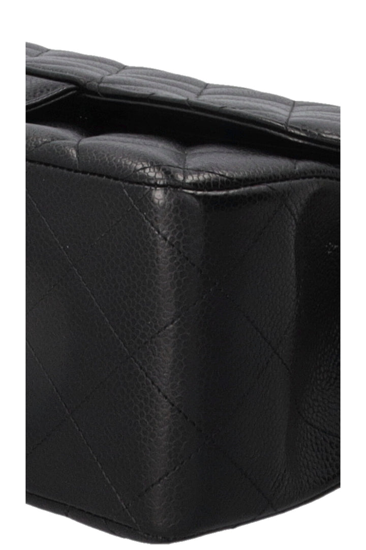 Sac à rabat doublé Chanel grand modèle en cuir caviar noir