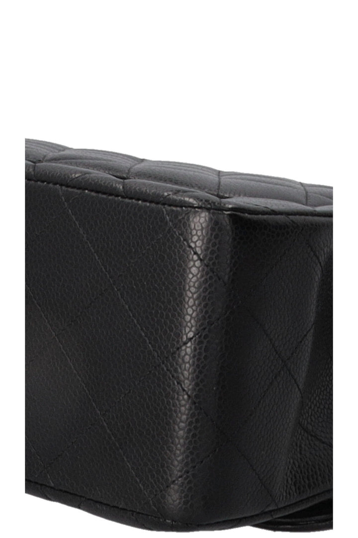 Sac à rabat doublé Chanel grand modèle en cuir caviar noir