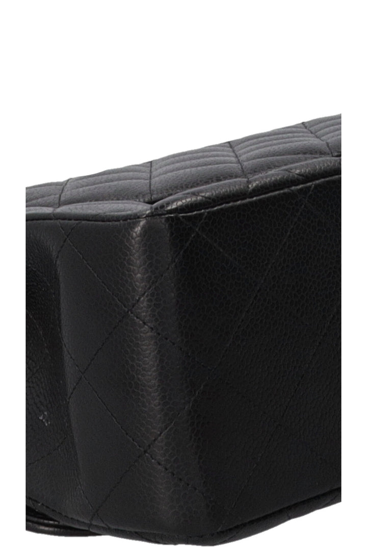 Sac à rabat doublé Chanel grand modèle en cuir caviar noir