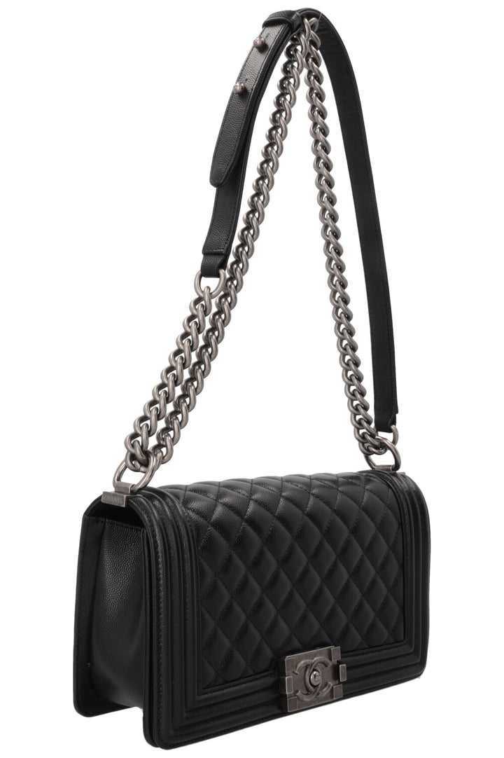 CHANEL Medium Boy cuir caviar noir