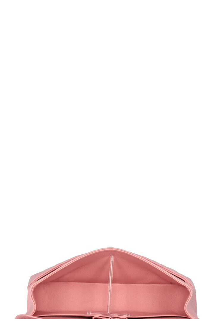 Sac à rabat doublé Chanel taille moyenne en cuir caviar rose
