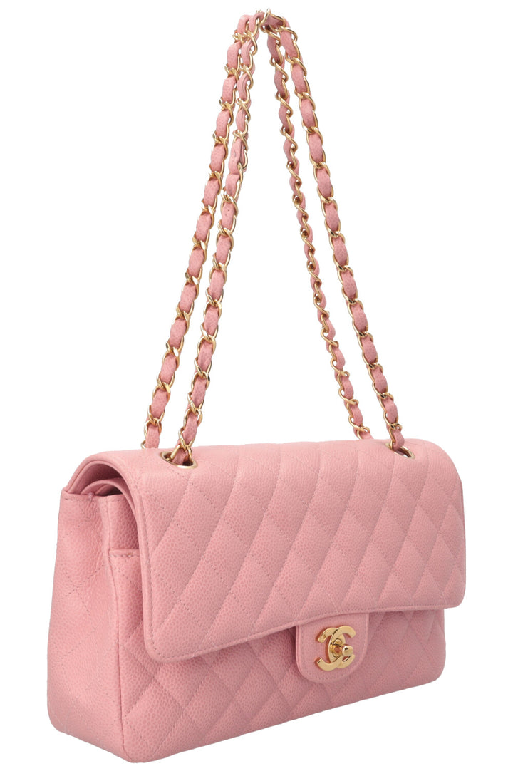 Sac à rabat doublé Chanel taille moyenne en cuir caviar rose