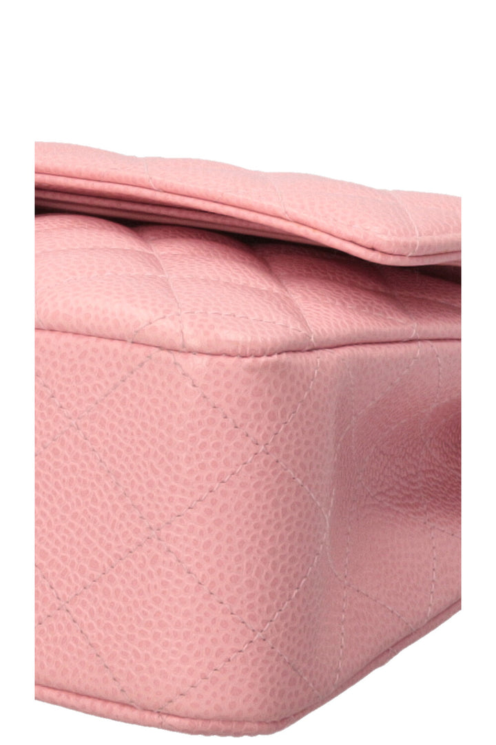 Sac à rabat doublé Chanel taille moyenne en cuir caviar rose