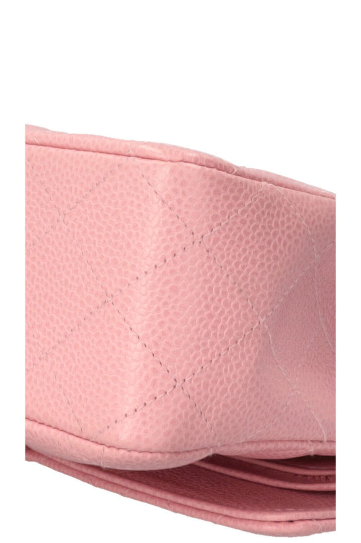 Sac à rabat doublé Chanel taille moyenne en cuir caviar rose