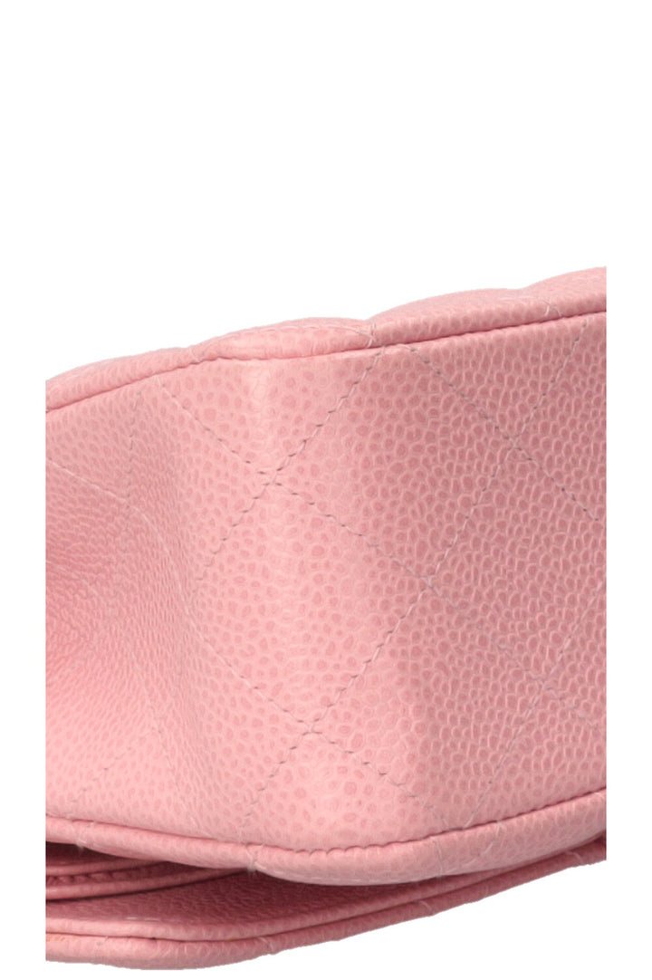 Sac à rabat doublé Chanel taille moyenne en cuir caviar rose