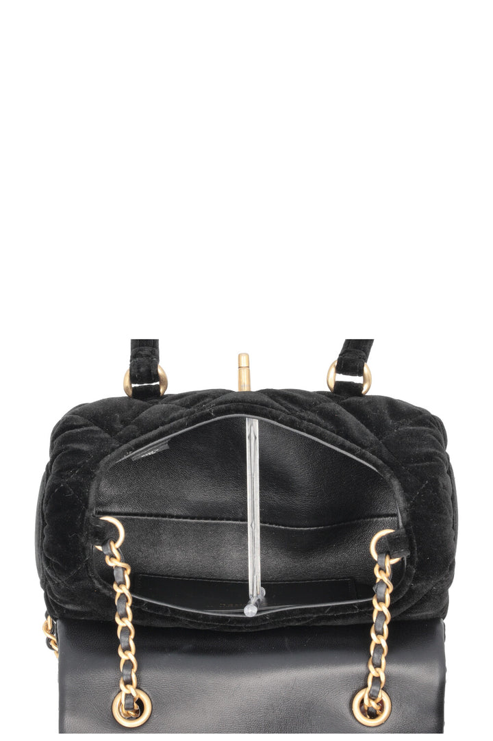 Sac Micro Bowling CHANEL en velours noir
