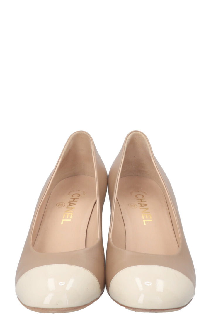 Escarpins CHANEL bout verni et logo CC Beige Ivoire