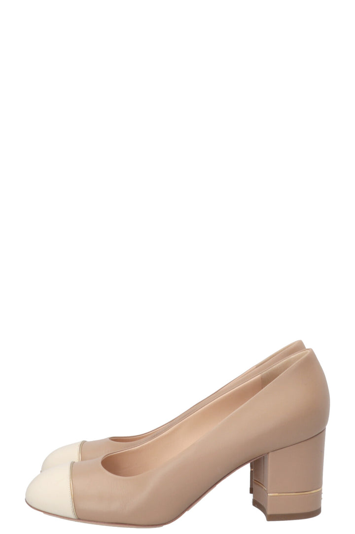 Escarpins CHANEL bout verni et logo CC Beige Ivoire