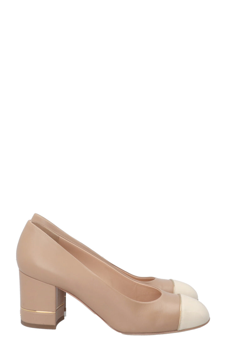 Escarpins CHANEL bout verni et logo CC Beige Ivoire