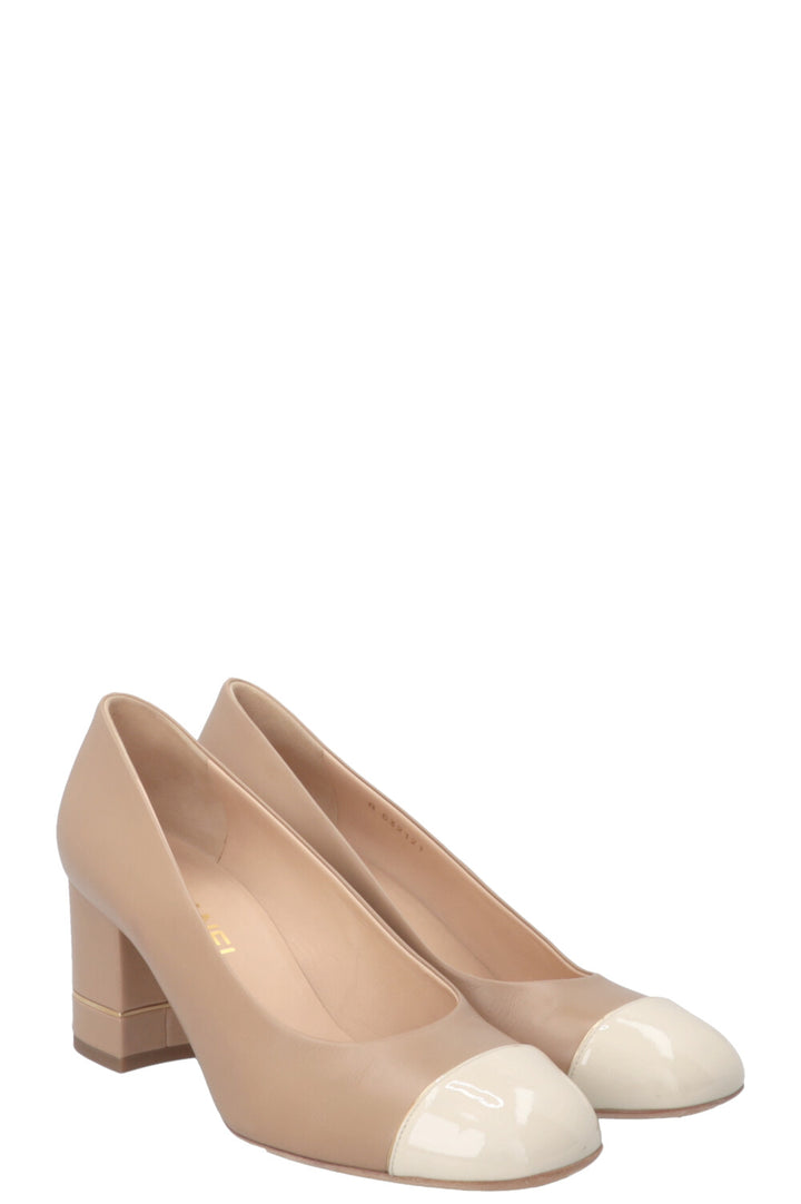 Escarpins CHANEL bout verni et logo CC Beige Ivoire