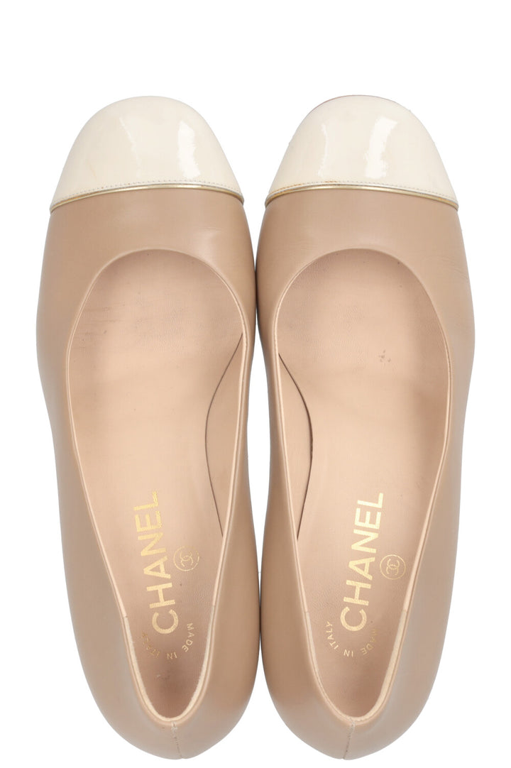 Escarpins CHANEL bout verni et logo CC Beige Ivoire