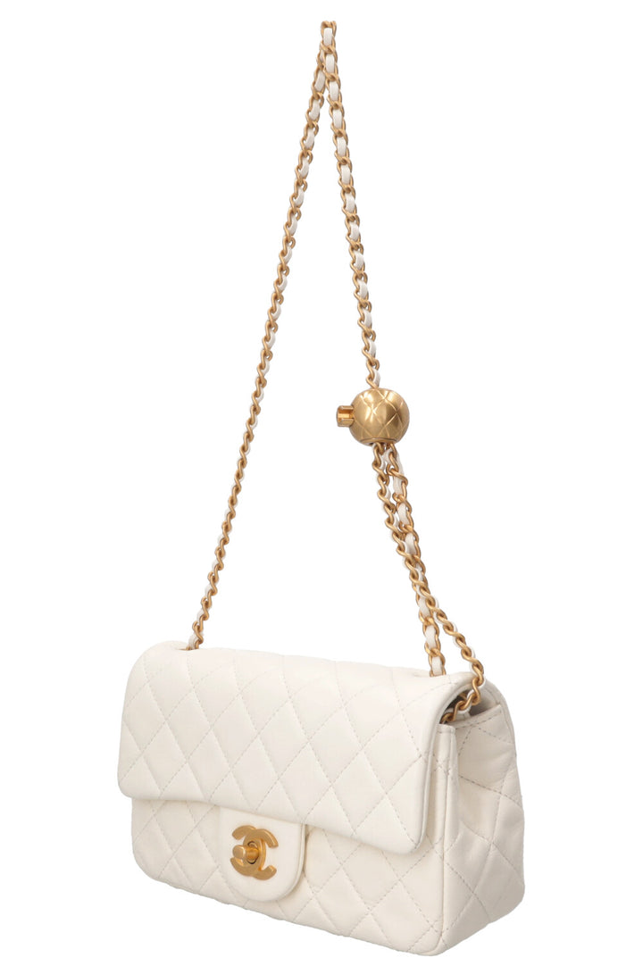 CHANEL Pearl Crush Sac à rabat rectangulaire en cuir blanc
